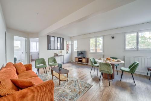 Spacious & Bright 2BR Apartment - Heart of 15th, Paris