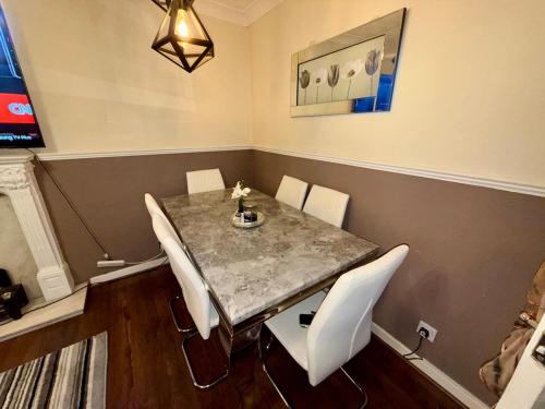 Facilities, Likewise Modern Two bedrooms Home for 4 in Glasgow Area near Pollok House