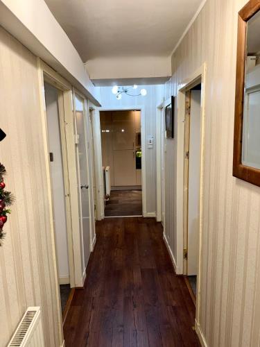 Likewise Modern Two bedrooms Home for 4 in Glasgow Area near Pollok House