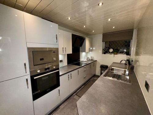 Kitchen, Likewise Modern Two bedrooms Home for 4 in Glasgow Area near Pollok House