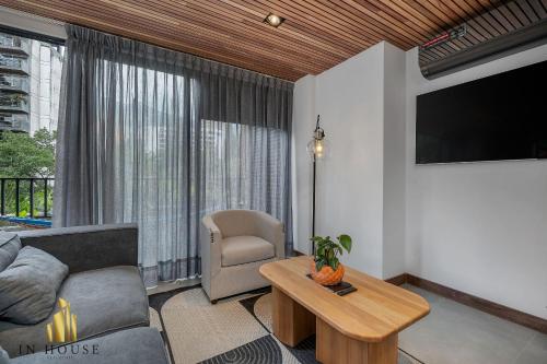 Morph 501 - Spacious Cozy Apt Poblado/BBQ/Jacuzzi, El Poblado (Foto 3)