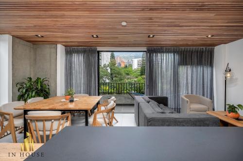 Morph 501 - Spacious Cozy Apt Poblado/BBQ/Jacuzzi, El Poblado