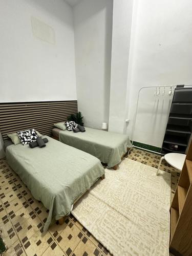 1- Habitación interior con aire acondicionado y con baño independiente 2