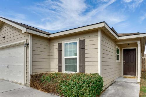 13 Mi to Lackland AFB: San Antonio Home! in Atascosa