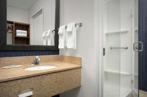 Fairfield Inn & Suites by Marriott Albuquerque Airport - image 2