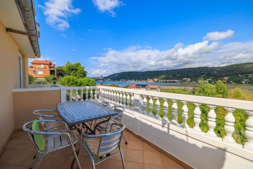 2 bedrooms, 3 beds