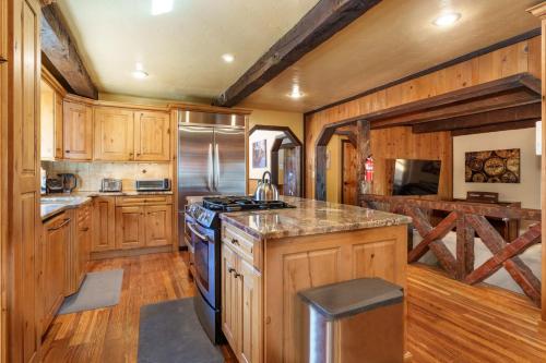 Goldside Mansion w/sleeping for 20 and tons of fun in Ahwahnee (CA)