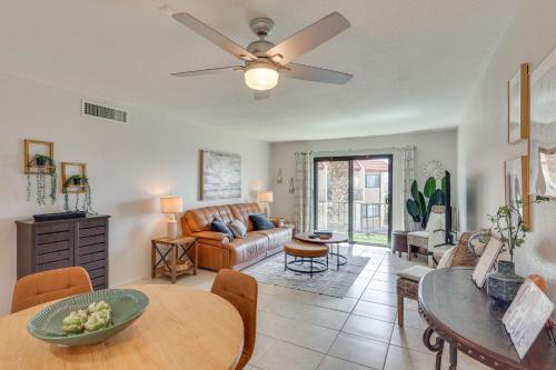 Less Than 2 Mi to London Bridge Chic Condo with Pool Access