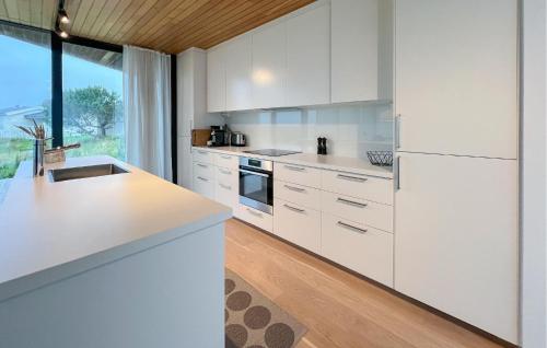 Konyha, Beautiful Home In Borhaug With House Sea View in Borhaug