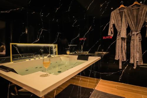 Golden Suite - Elegance - Private Spa Jacuzzi - Location saisonnière - Lens