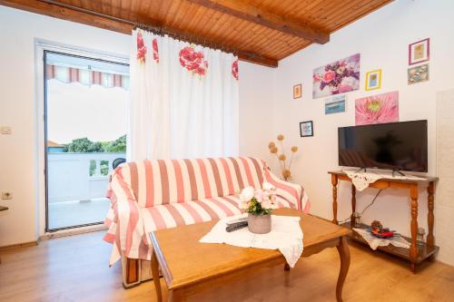 Apartments with parking space Kampor, Rab - 5014 in Rab