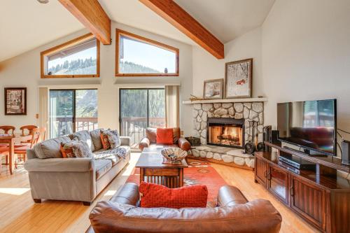 Less Than 1 Mi to Diamond Peak Townhome with Lake Views