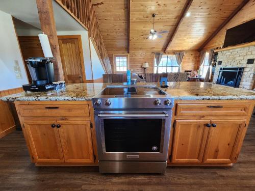 Konyha, Cozy Log Home in New Ulm in New Ulm
