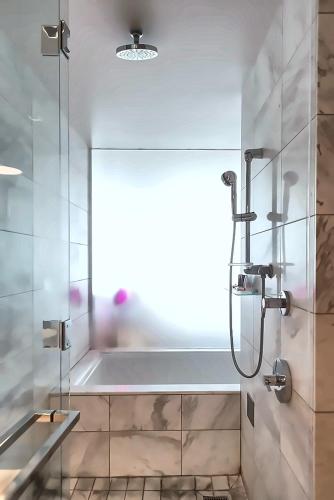 Luxury Suites at Palms Place - image 6