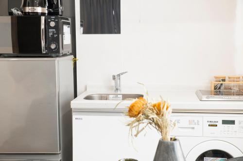 新宿步行15分钟! 厨房和洗衣机齐全! 周边设施多，适合长住