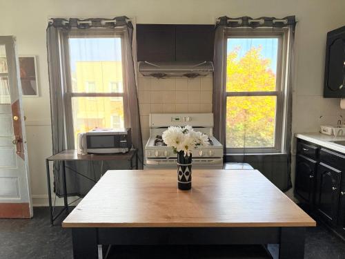 Free Parking! Private Rooftop! 3bd near downtown!
