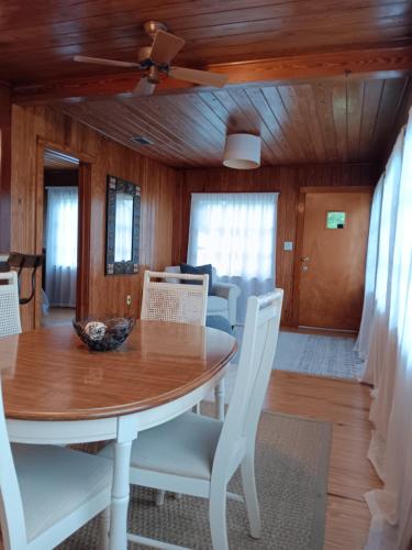 Létesítmények, Mid Century Style Cottage Near Historic Downtown in Eustis (FL)