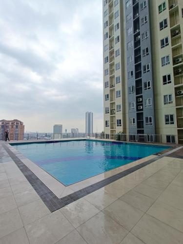 Vietnam Theme Kamuning MRT GMA 7 EDSA Veranda Pool Gym Netflix
