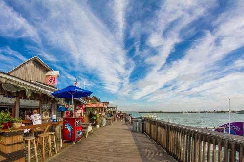 Beachfront Complex - 2b 2b - Beach Place #402 in Madeira Beach
