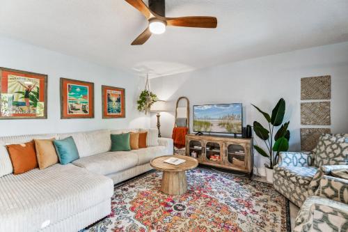 Luxury Home with Hot Tub & Outdoor Oasis blocks from the Beach, St Pete Beach