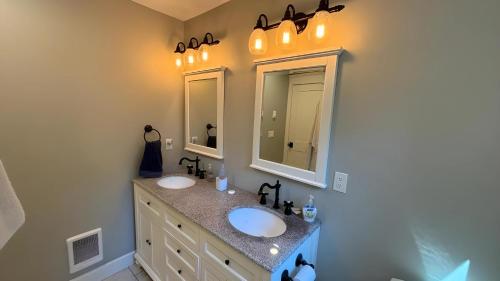 Vannituba, En-suite with separate entrance in Point Roberts