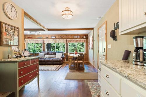 Lewis Creek cabin near Yosemite king beds in Oakhurst