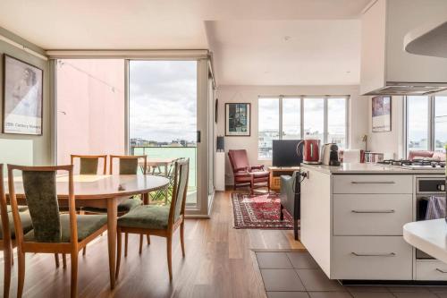 Garnet Gallery - An Artful Stay near Dining & Museum - image 2