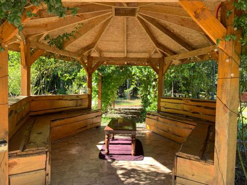 Cabaña Victoria -Español & English- Naturaleza, Río, Bosque, Starlink Wifi (Cabana Victoria -Espanol & English- Naturaleza, Rio, Bosque, Starlink Wifi) in Quetroleufu