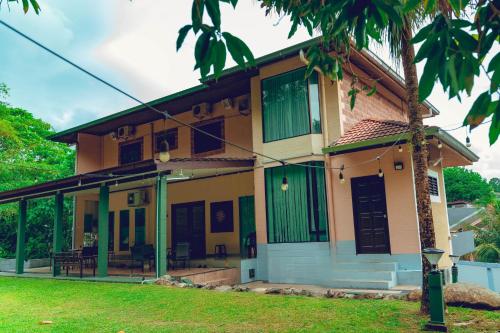 Villa Sapphire by Blue Robin - Private Taiping Villa 20pax River & Waterfall, Taiping