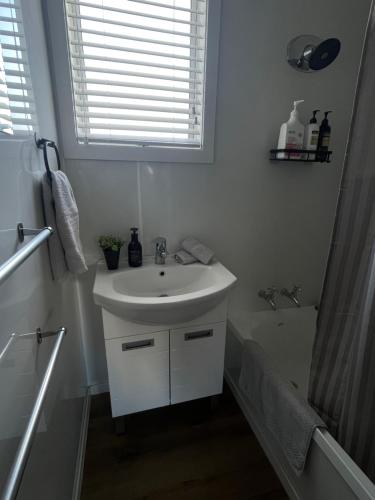 Relax at Jollie-Cozy 3-Bedroom Home, Central Twizel, Twizel (zdjęcie 10)