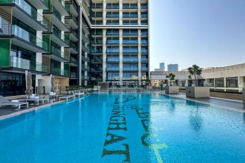 Modern Luxury Fully Furnished 1BH Apartment in Binghatt Emerald JVC - Easy Access to JBR, Circle Mall & Dubai Hills Mall, Dubai