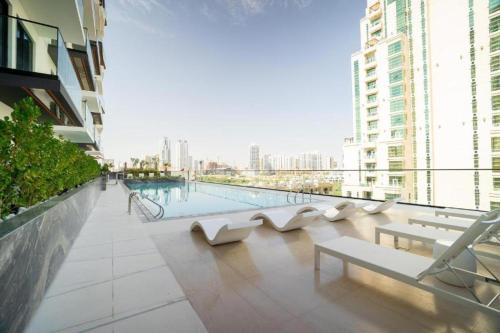 Modern Luxury Fully Furnished 1BH Apartment in Binghatt Nova JVC - Easy Access to JBR, Circle Mall & Dubai Hills Mall, Dubái