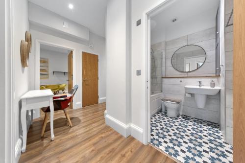 Shortlet Express Stunning 3 bedroom apartment by Barking station - main image