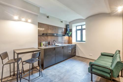 Stylish Escape with 50TV - Free Parking & Sauna, Riga (foto 8)