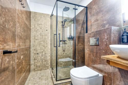 Stylish Escape with 50TV - Free Parking & Sauna, Riga (foto 3)