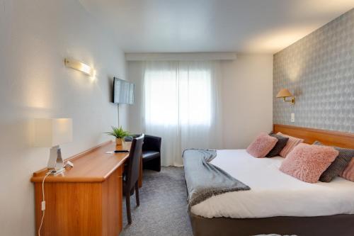 1 king bed, 1 twin bed