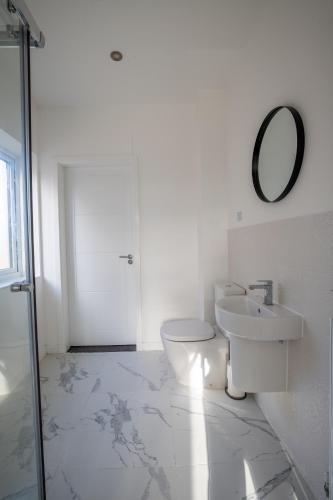 Luxury Deluxe - 4 bedrooms Villa - 6 beds - 10 Guests - Private Parking - Contractors Welcome - Trafford Stretford, Manchester (photo 10)