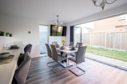 Luxury Deluxe - 4 bedrooms Villa - 6 beds - 10 Guests - Private Parking - Contractors Welcome - Trafford Stretford, Manchester (photo 11)