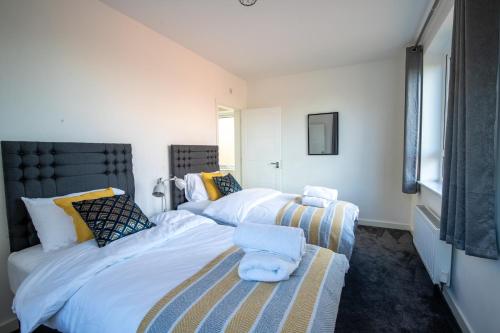 Luxury Deluxe - 4 bedrooms Villa - 6 beds - 10 Guests - Private Parking - Contractors Welcome - Trafford Stretford, Manchester (photo 9)