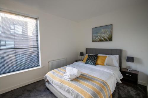 Luxury Deluxe - 4 bedrooms Villa - 6 beds - 10 Guests - Private Parking - Contractors Welcome - Trafford Stretford, Manchester (photo 6)
