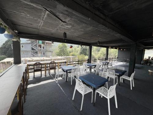 Restaurant, Hotel Moon Blaze " Near Mall Road " Bonfire ! Open Terrace ! Personal Parking in Manali