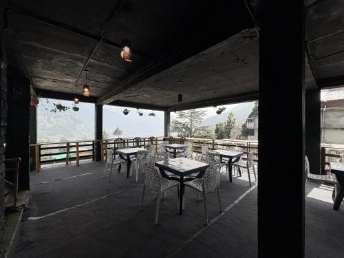 Restaurant, Hotel Moon Blaze " Near Mall Road " Bonfire ! Open Terrace ! Personal Parking in Manali