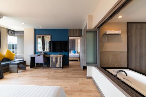 room detail thumbnail 1