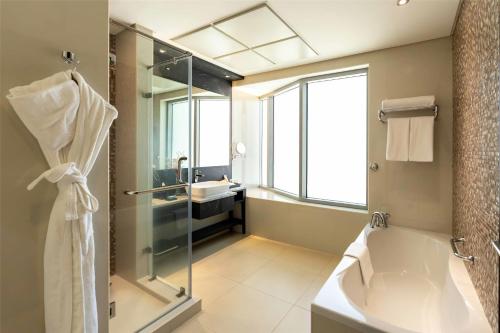 The K Hotel, WorldHotels Distinctive Room Type - Premium One-Bedroom King Suite with Kitchen