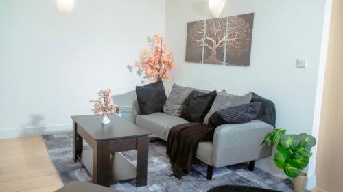 Bright 2 Bed Apartment 1 Min Walk to Tube Central London Base Free WiFi, Лондон (фото 3)