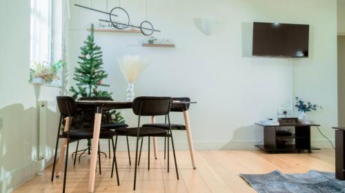 Bright 2 Bed Apartment 1 Min Walk to Tube Central London Base Free WiFi, Лондон (фото 2)