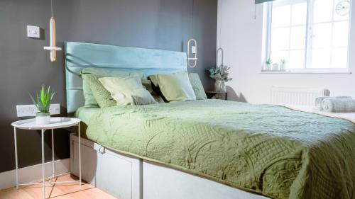 Bright 2 Bed Apartment 1 Min Walk to Tube Central London Base Free WiFi, Лондон (фото 8)