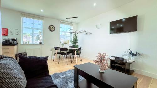 Bright 2 Bed Apartment 1 Min Walk to Tube Central London Base Free WiFi