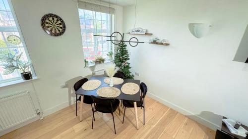 Bright 2 Bed Apartment 1 Min Walk to Tube Central London Base Free WiFi, Лондон (фото 4)