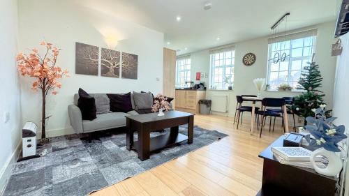 Bright 2 Bed Apartment 1 Min Walk to Tube Central London Base Free WiFi, Лондон (фото 5)